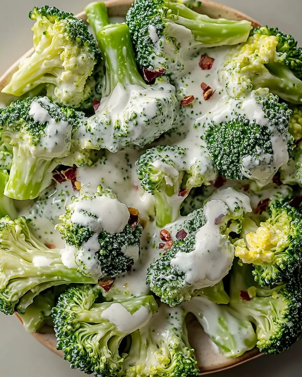 Brokkoli-Salat mit cremiger Sauce