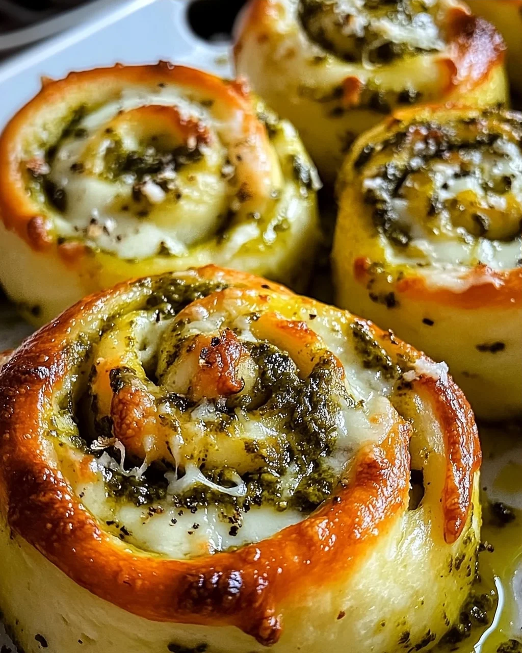 Pizzaschnecken: Pesto, Mozzarella – einfach unwiderstehlich!