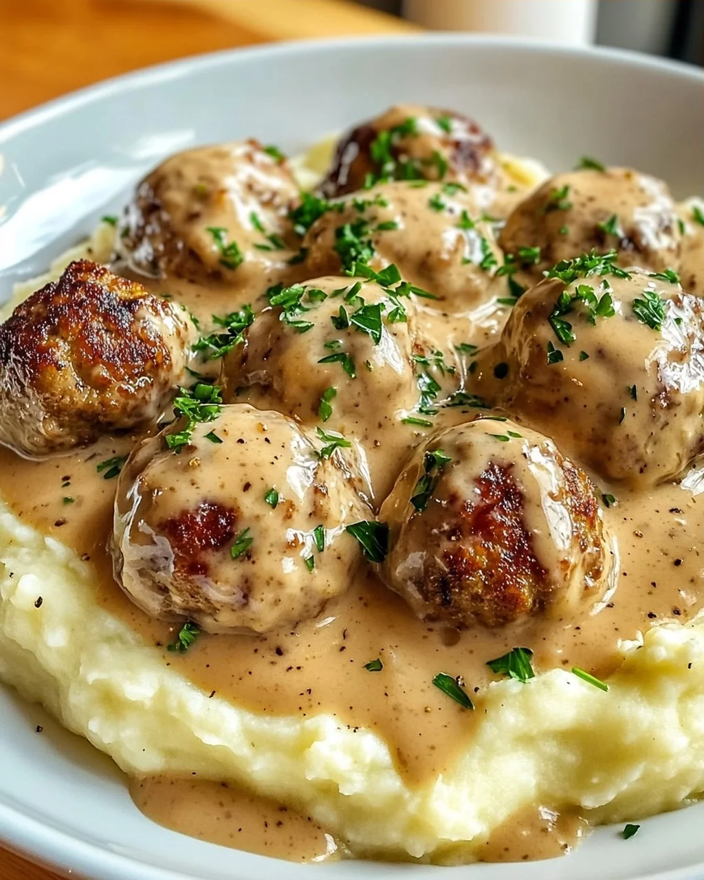 Saftige Hackbällchen in Rahmsauce & cremigem Kartoffelpüree